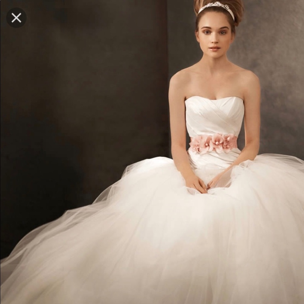 Vera Wang White Wedding Gown